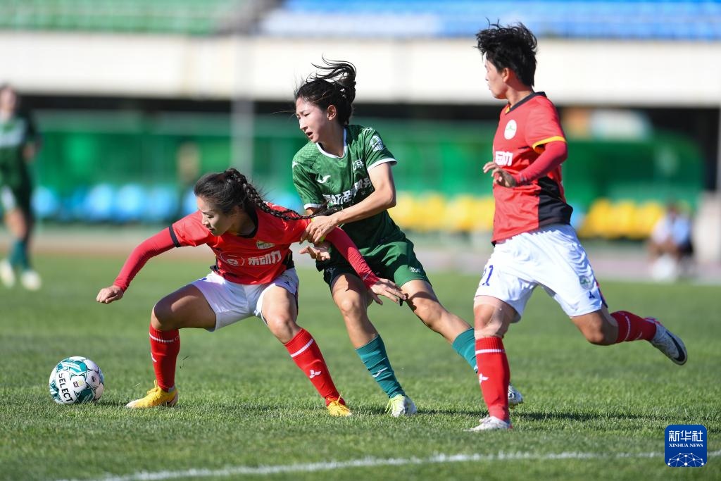足球场上，女子队伍奋勇拼搏的简单介绍
