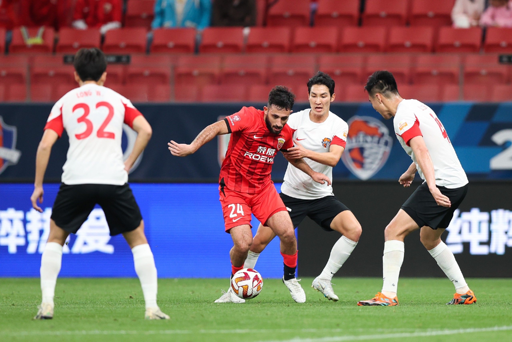 里昂队遭遇惨败，被对手完全压制