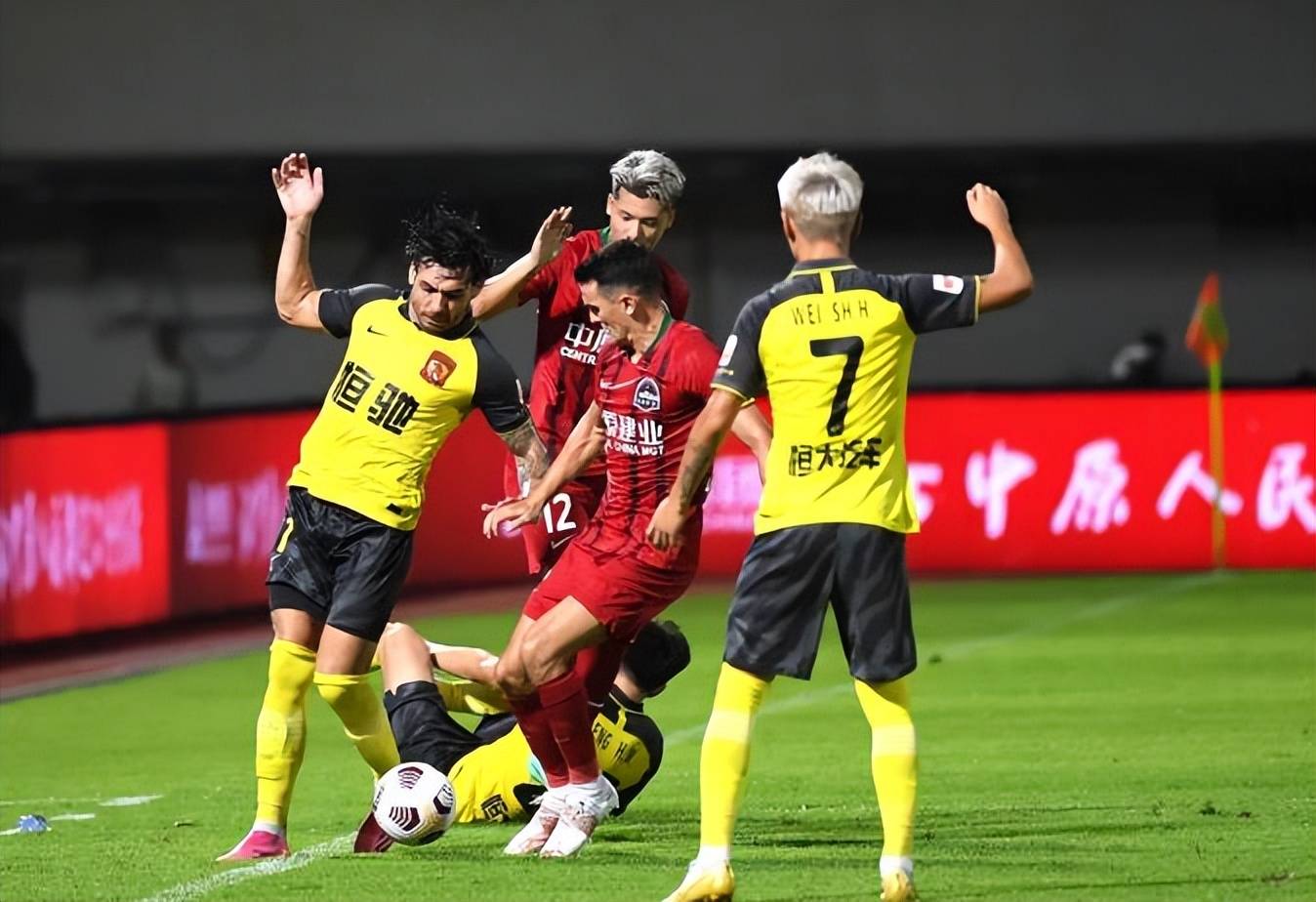 赛事引发球迷热议，各方观点各抒己见