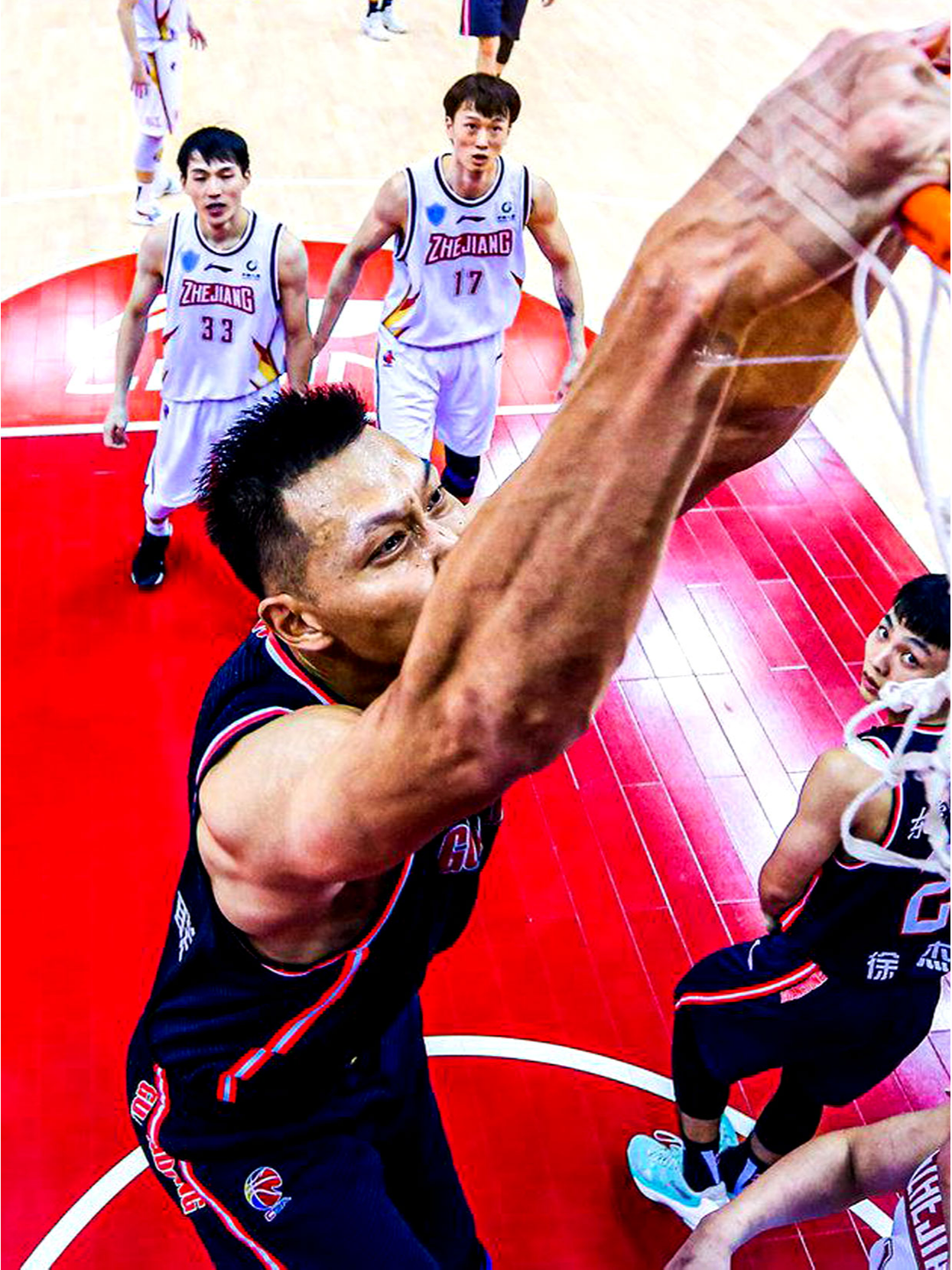 杏彩体育亚洲官网-篮球比赛受到热烈欢迎，球迷激情高涨