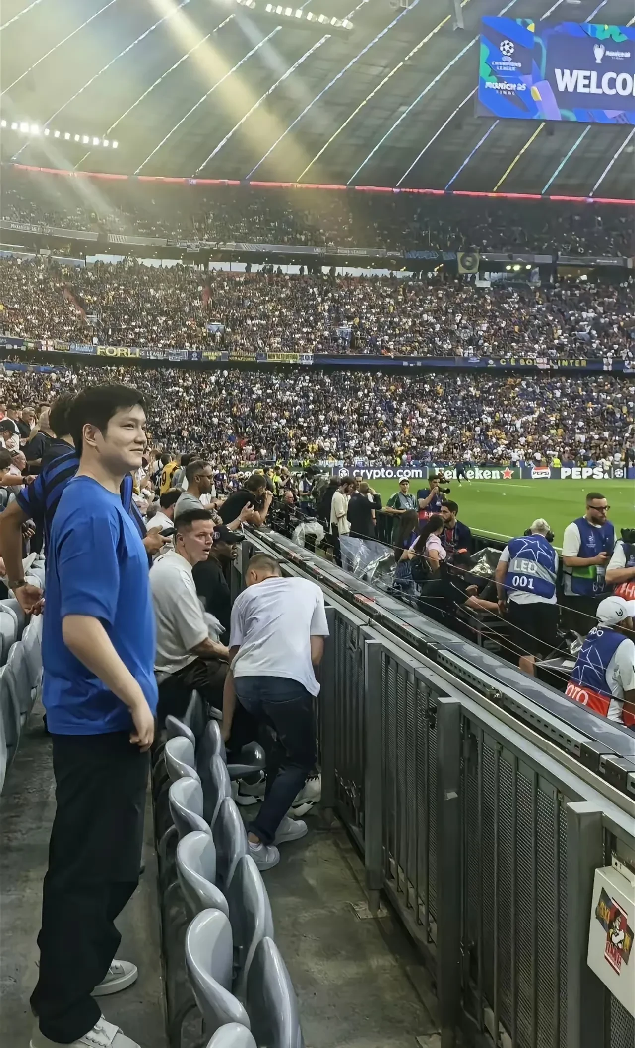 杏彩体育在线登录-比赛结束后球员彼此拥抱，体现团队力量