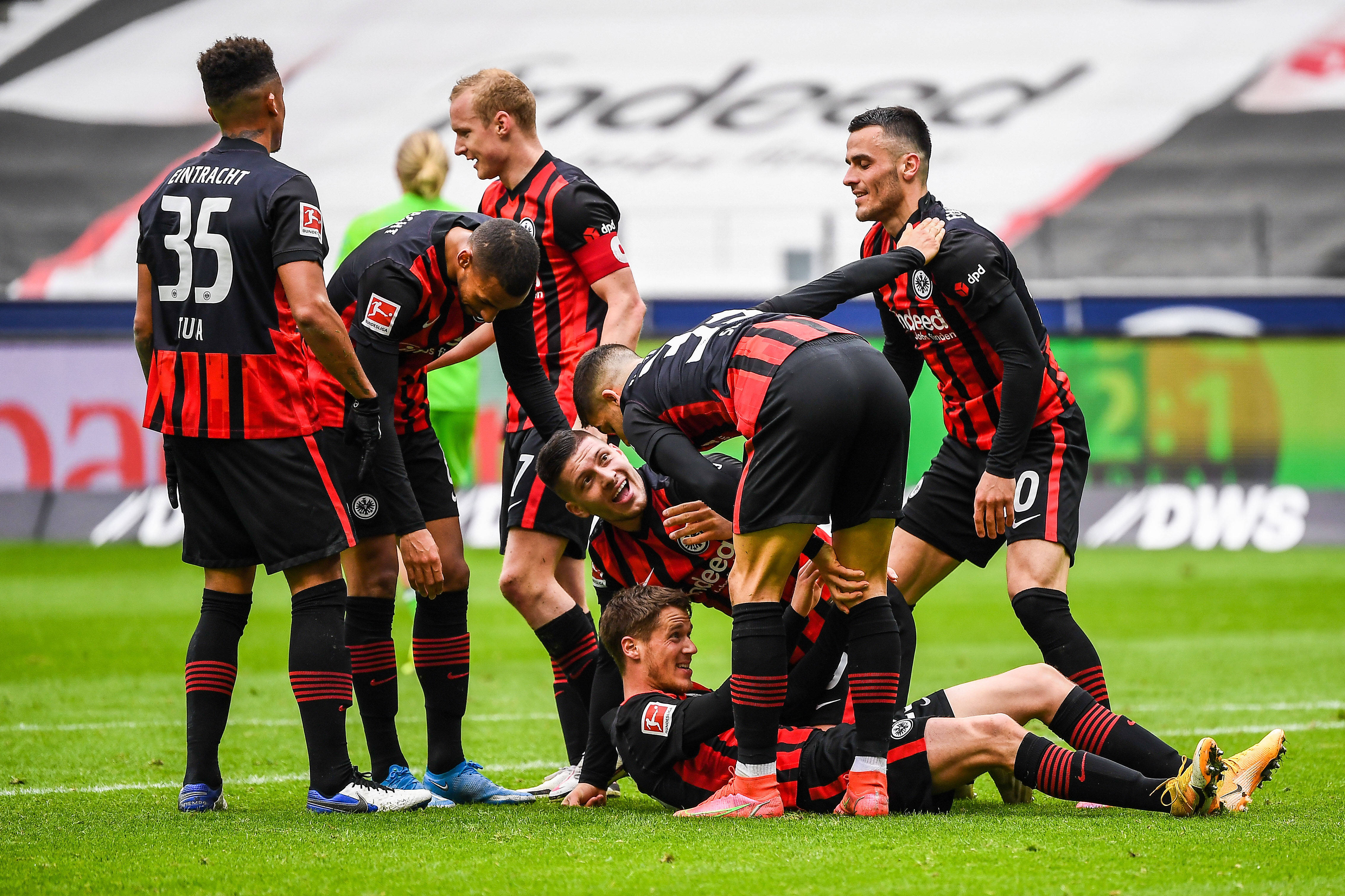 杏彩体育网页版入口-勒沃库森客场大胜沙尔克，暂时稳住榜首位置的简单介绍