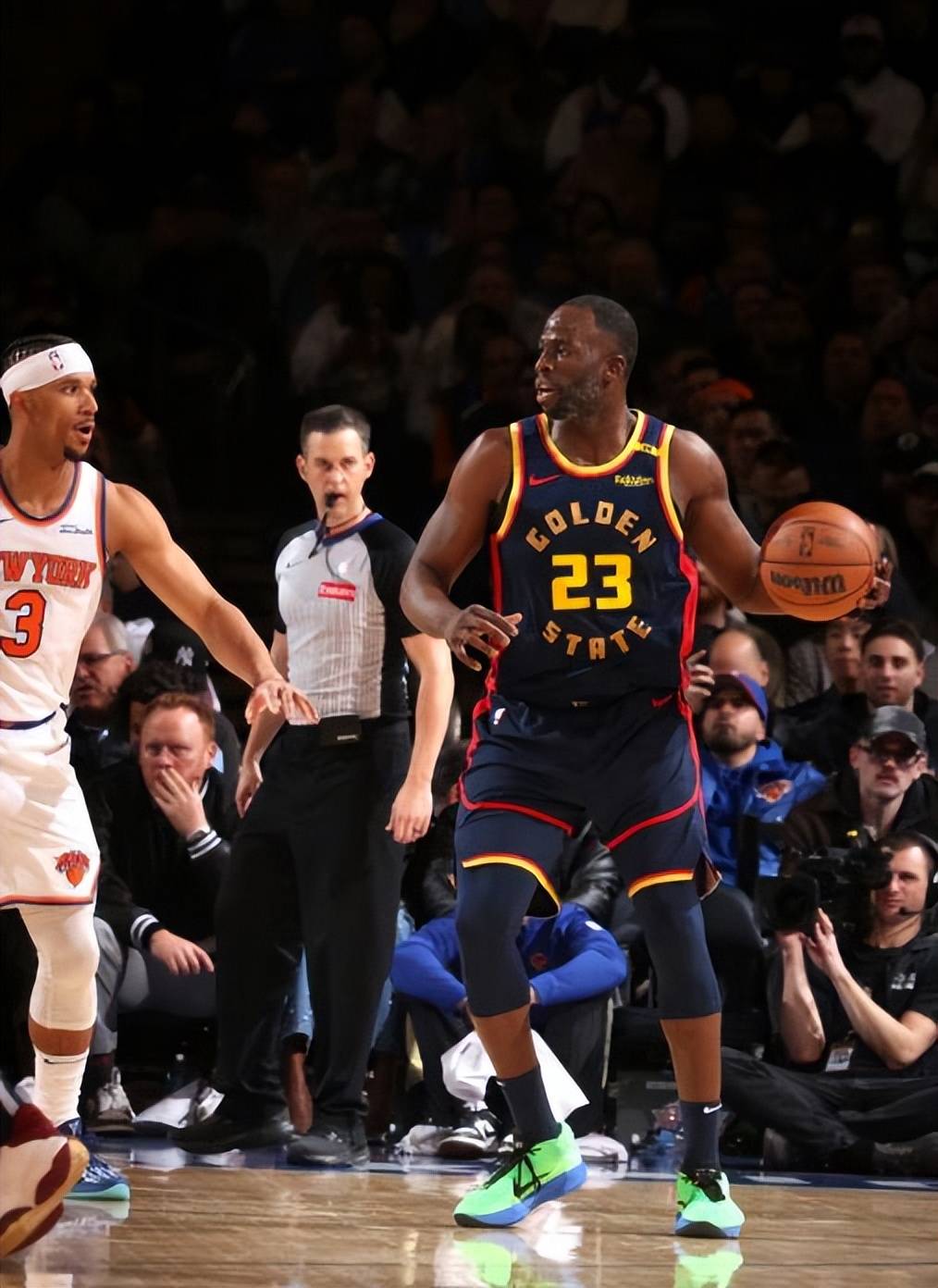 杏彩体育官网-勇士主场击败尼克斯，士气高涨