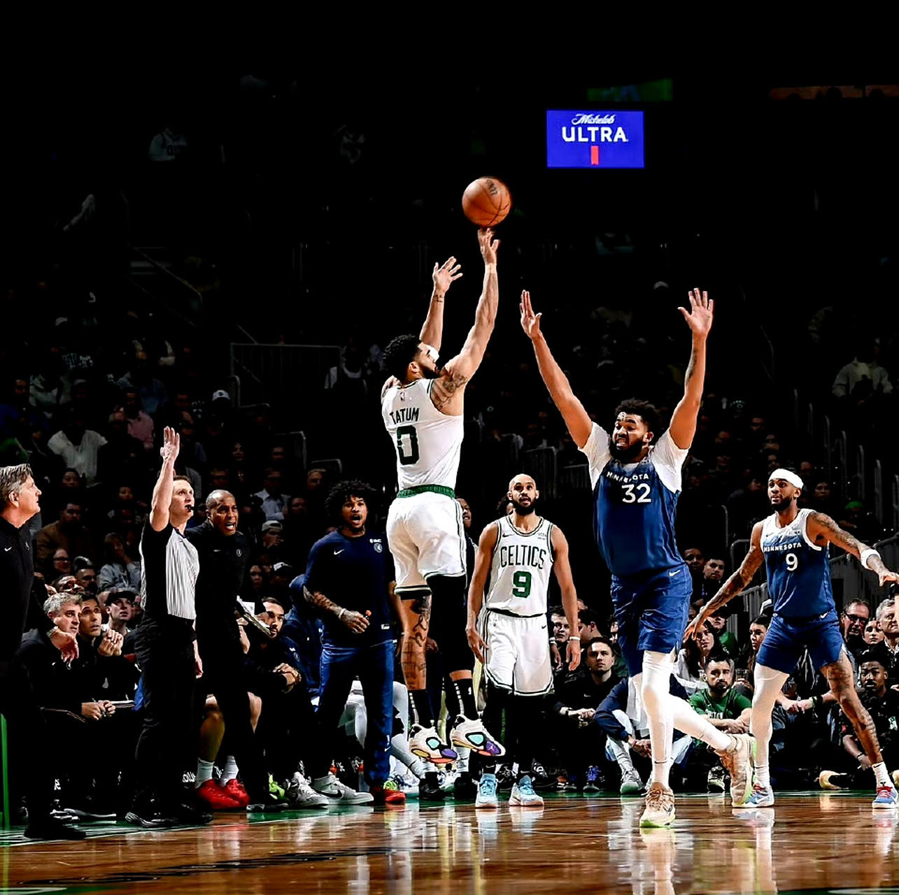 森林狼击败凯尔特人，拉塞尔贡献两双数据的简单介绍