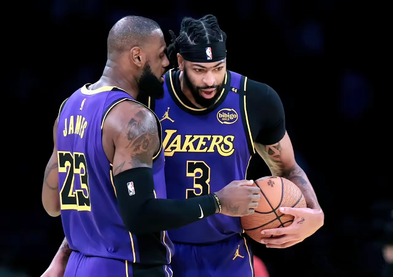 光芒四射！湖人大胜尼克斯