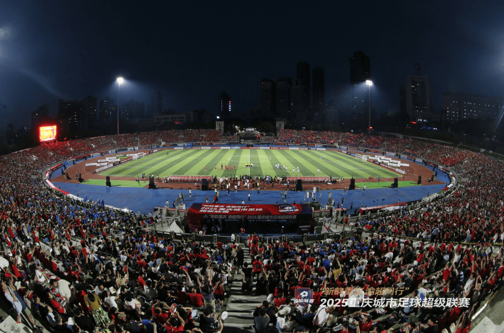 国内职业足球赛事激情上演，强强较量，现场满载期待的简单介绍