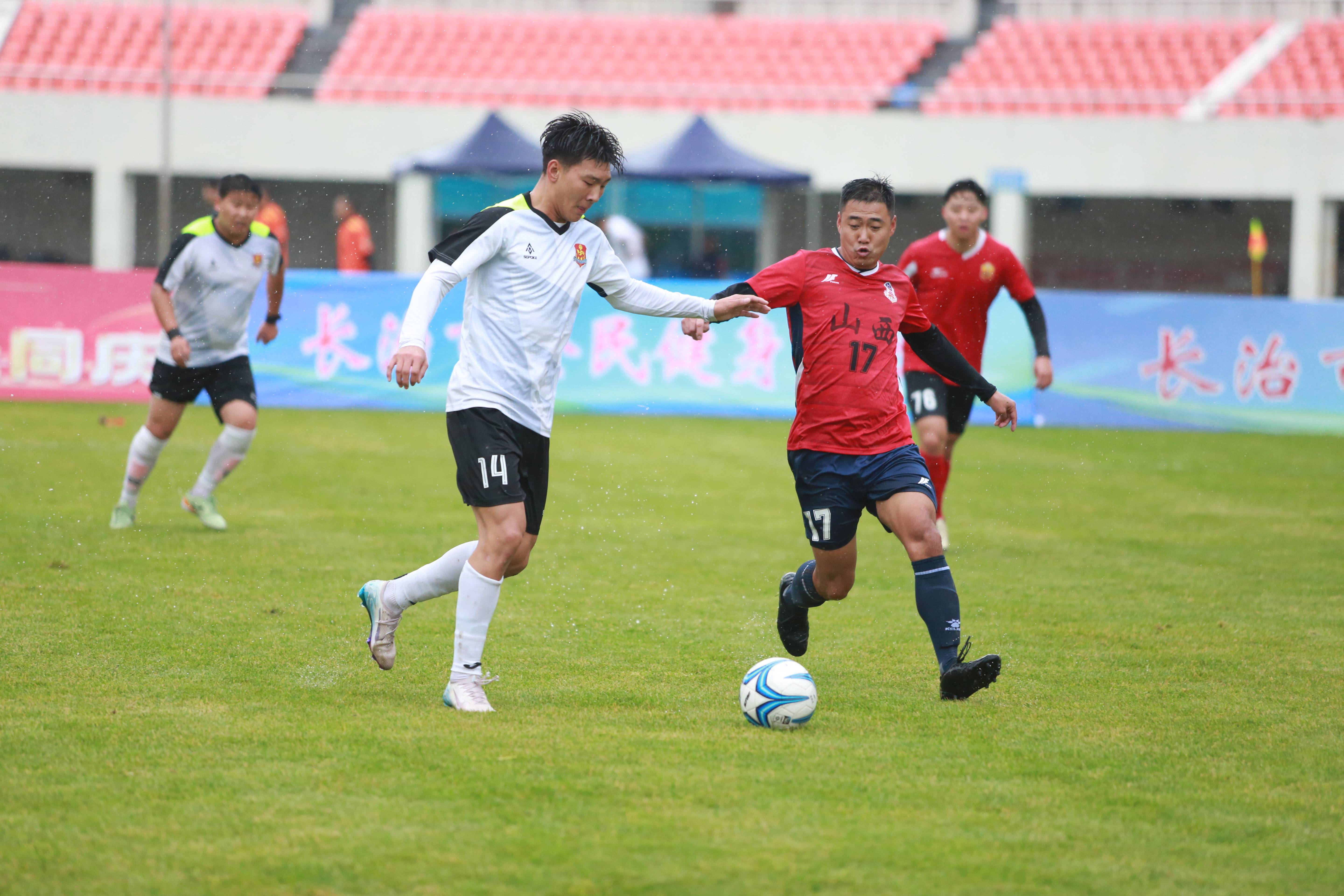 足球界再度掀起狂热，球员们备战精神抖擞