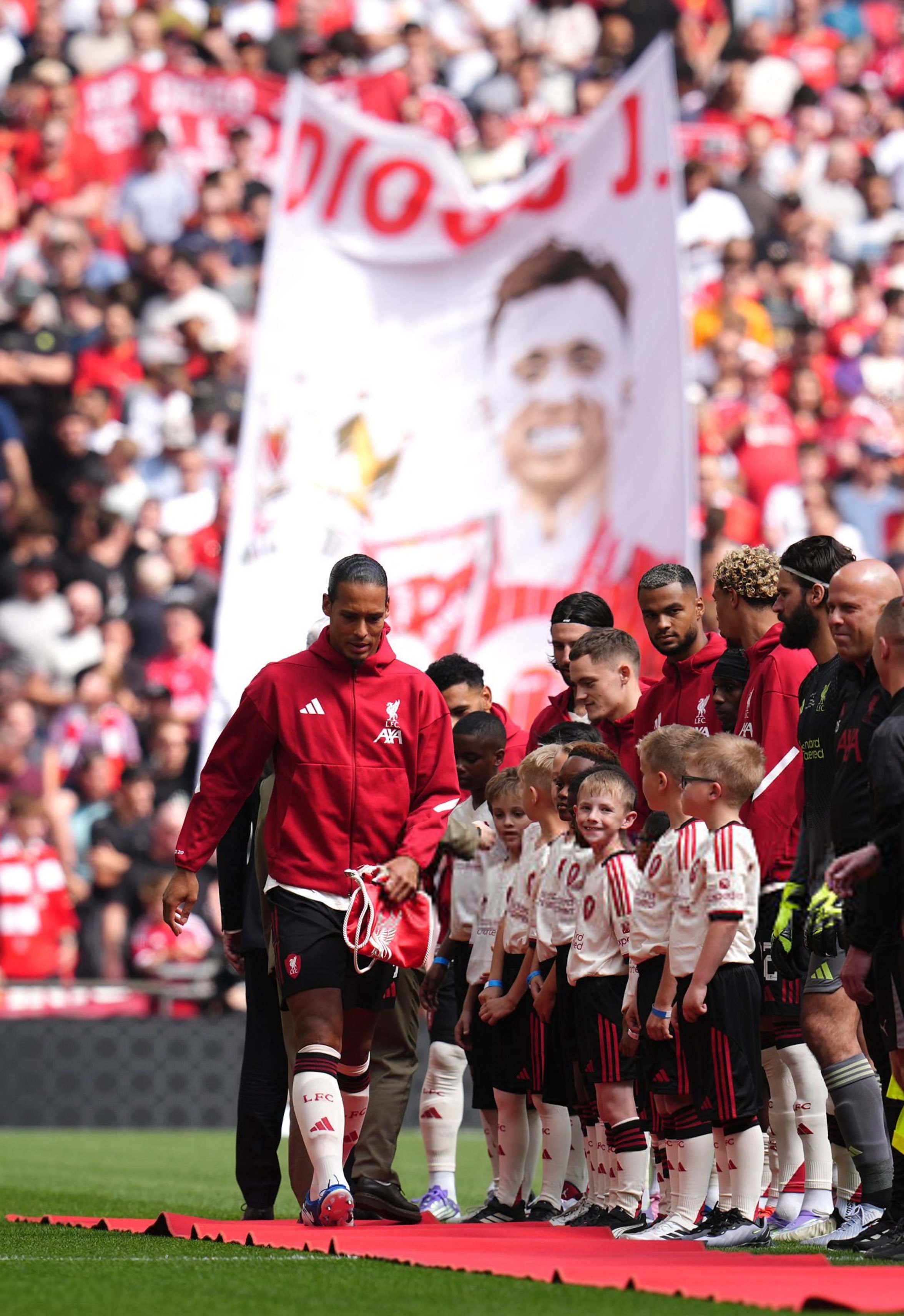 利物浦锋线火力全开，拜仁慕尼黑困扰重重的简单介绍