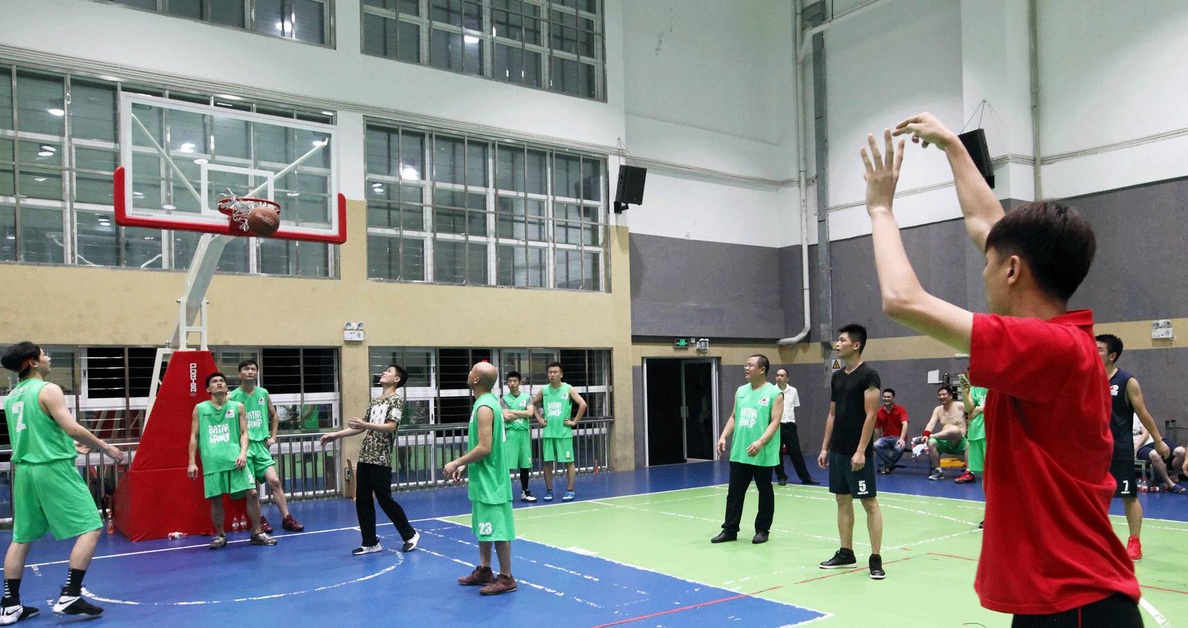 赛场上的风云变幻,让人目不转睛 赛场上的风云变幻,让人目不转睛