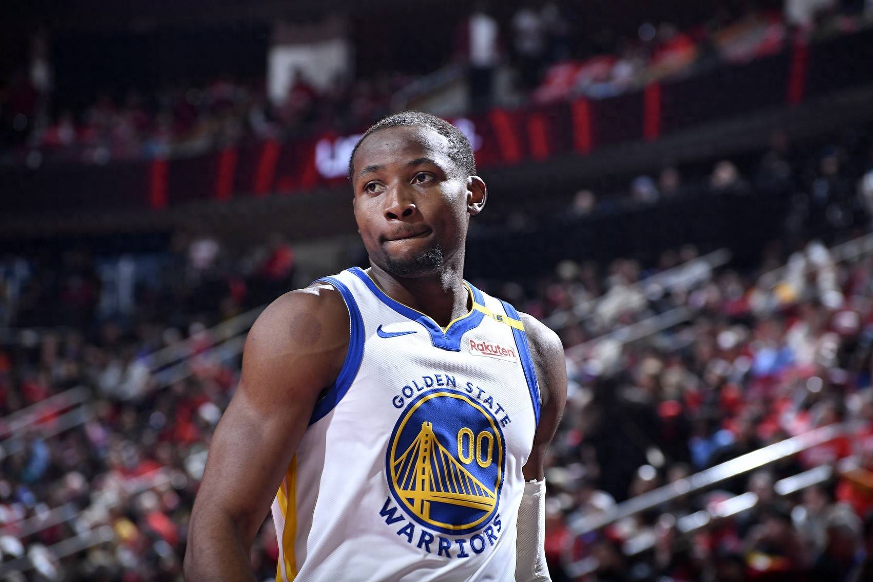 勇士击溃活塞，主场胜率保持%